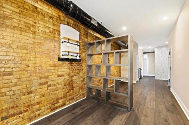 Building Photo - 167 Christopher Columbus Dr