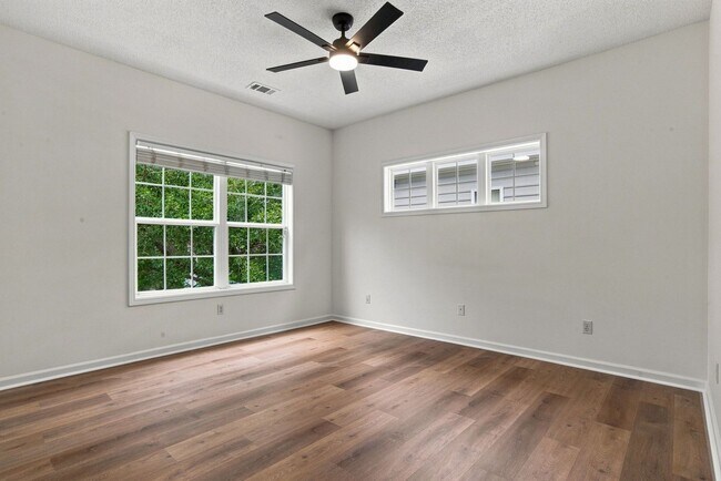 Building Photo - 13 Paddington Ln