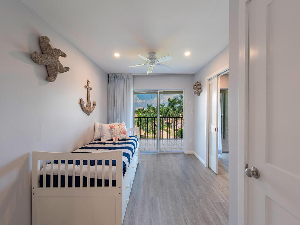 Guest bedroom with trundle bed opens onto lanai - 555 Park Shore Dr