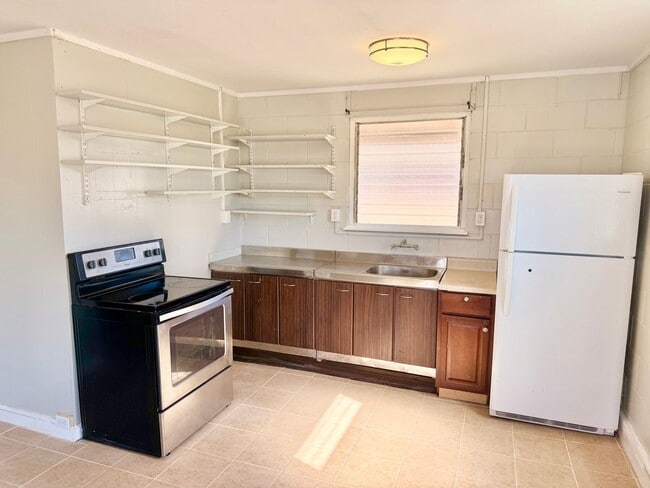 Building Photo - 4 Bedroom / 1 Bath House for Rent in Wailuku!