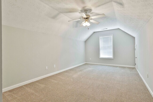 Building Photo - 4 Bed 2.5 bath in Fayette close to Everything!