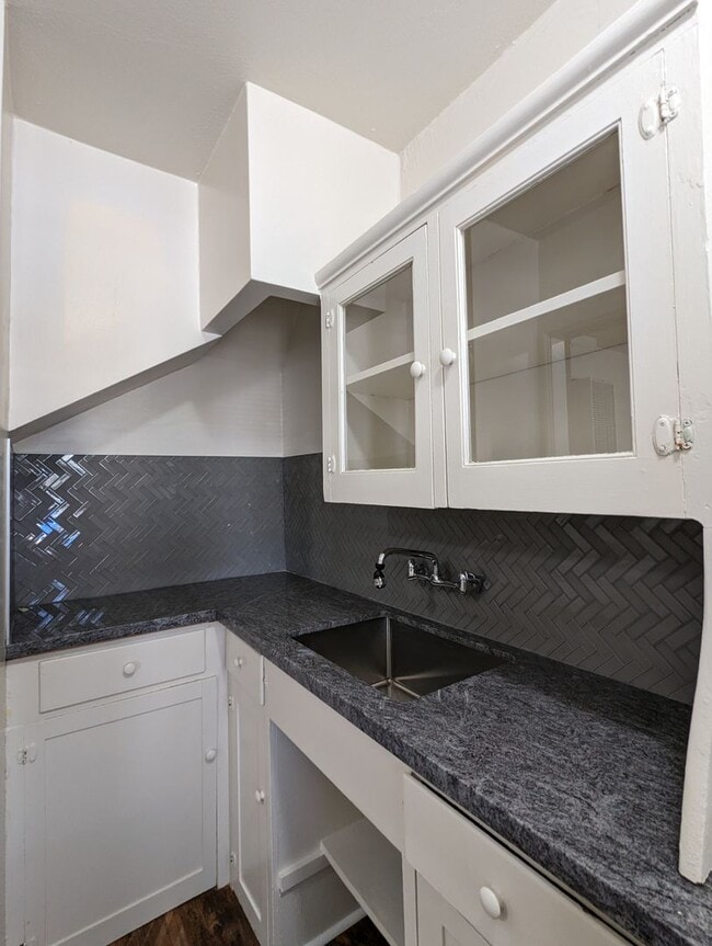 Building Photo - Great 1 bed/1 bath apartment with solid surface flooring!