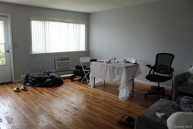 Building Photo - 8 Fishkill Glen Dr