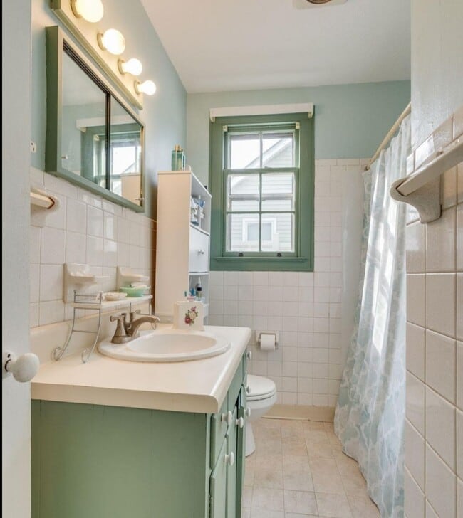 Building Photo - 2 bedroom  1 Bath Brick  home