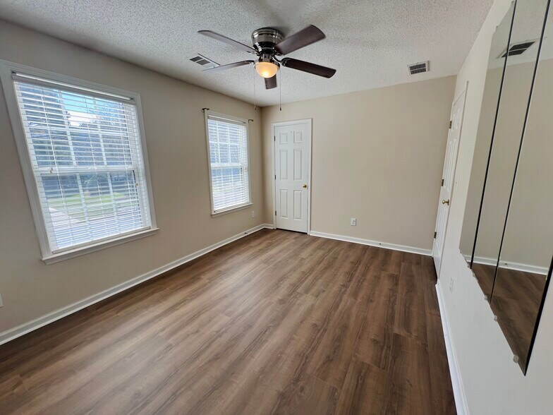 Building Photo - 205 Wellisford Ct