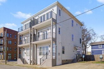 Building Photo - Modern Living in Downtown Nashville!