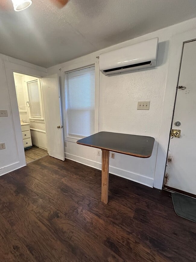 Building Photo - 1700 S Lincoln St