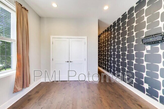 Building Photo - 1839 D St NE