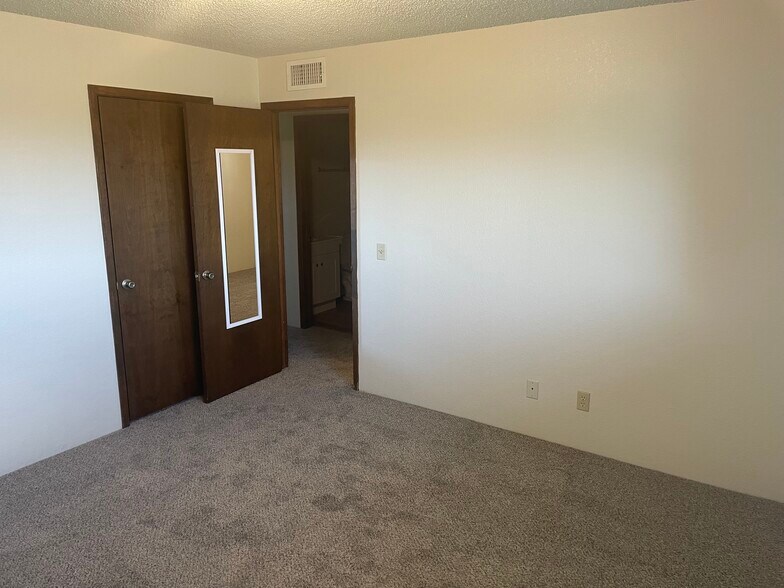 Building Photo - 2495 S Mountain View Dr