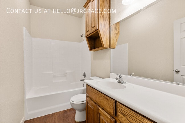 Building Photo - 2100 Breezy Dr
