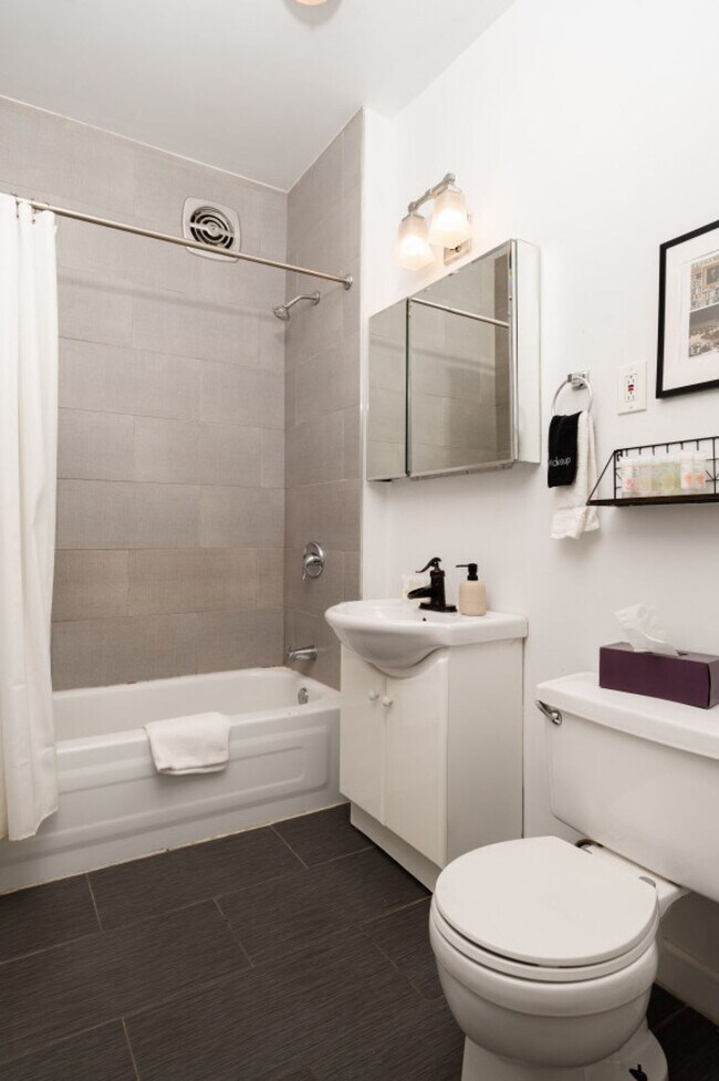 Building Photo - 910N N Damen Ave