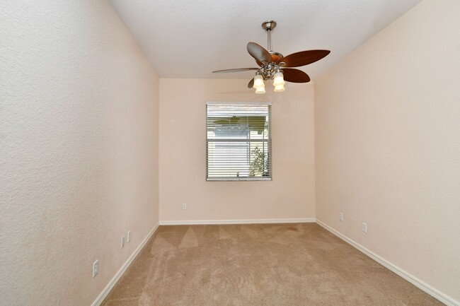Building Photo - 2 Bedroom with Den and Garage. Over !800 Sq. Ft under air