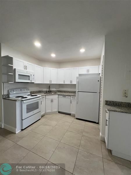 Building Photo - 2550 NE 51st St
