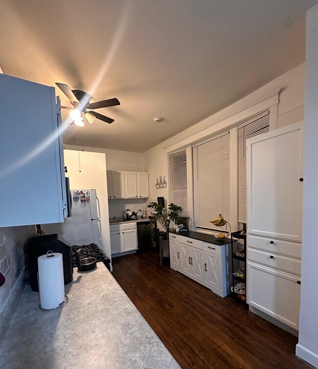 Building Photo - 3706 W Roscoe St