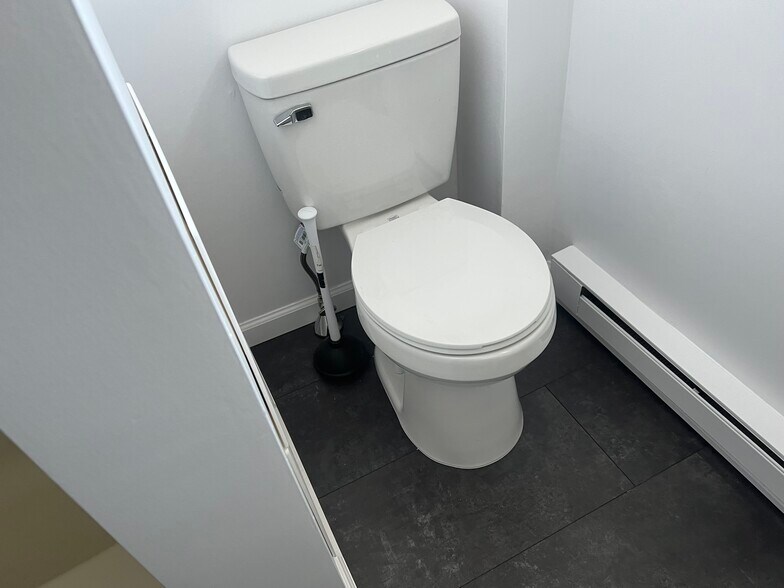 Building Photo - 132 S Apple St