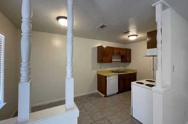 Building Photo - 1203 Airline Dr