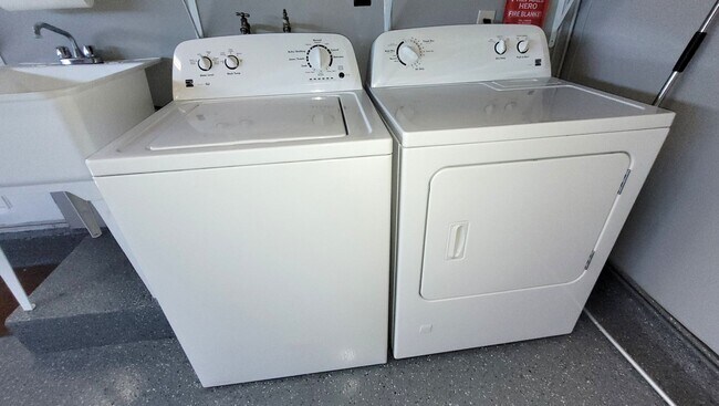 Building Photo - Stunning remodel in ideal location!