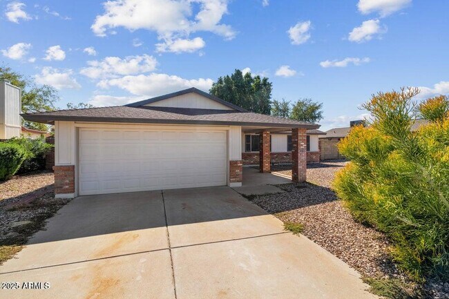 Building Photo - 1525 W El Alba Way