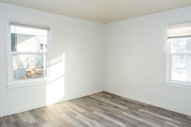 Building Photo - 1290 E 520 S St