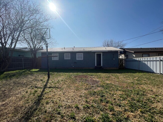 Building Photo - 2 Bed 1 Bath House with Garage