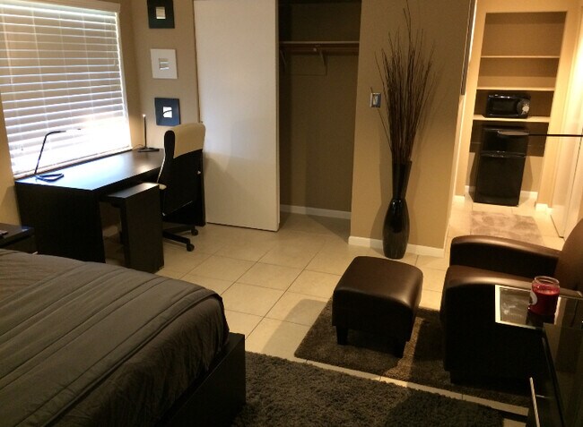 Building Photo - 201 Desoto St