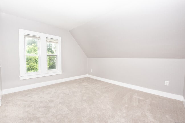 Building Photo - 6 Crescent St