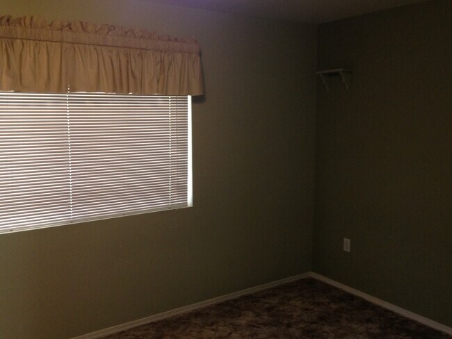 Building Photo - Great Two Bedroom Rancher- Airway Heights