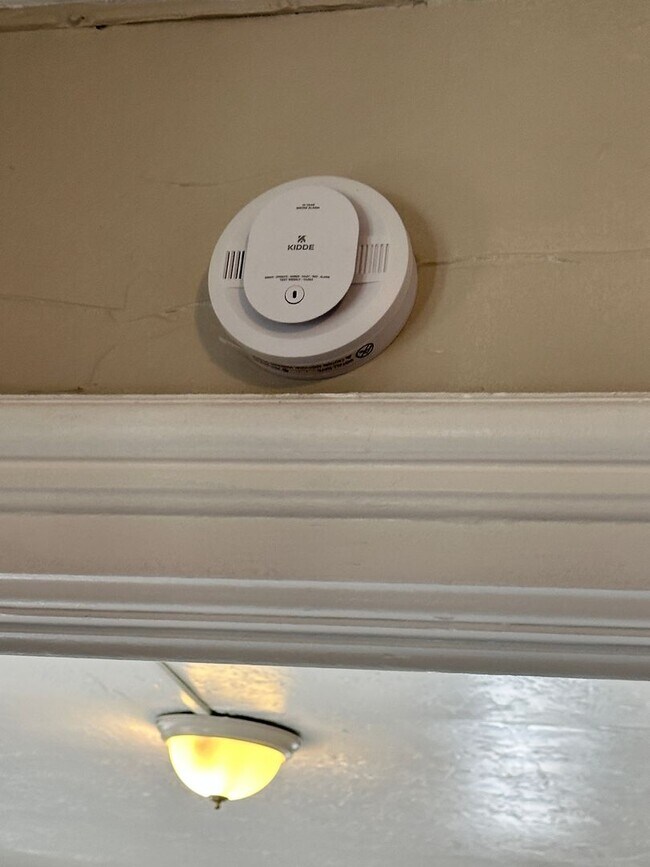 Building Photo - Spacious Single Family Home Ready for Rent in Great Neighborhood