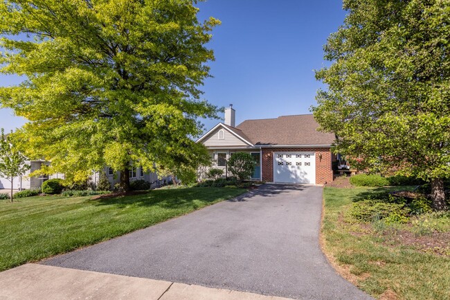 Building Photo - Spacious Duplex in Lake Terrace