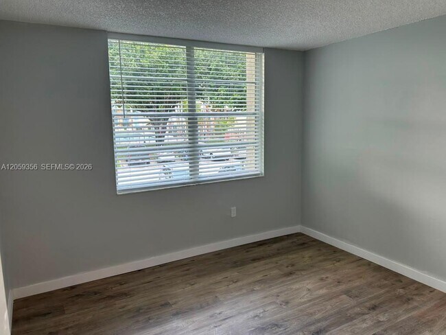 Building Photo - 9320 Fontainebleau Blvd