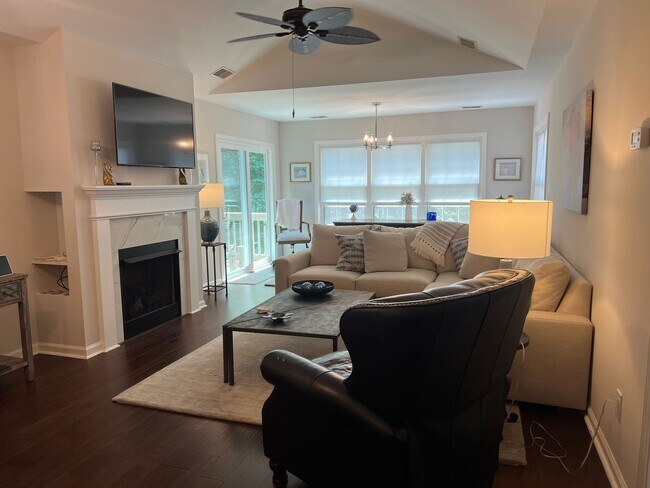 Building Photo - Lovely Condo in Shipyard with a Garage
