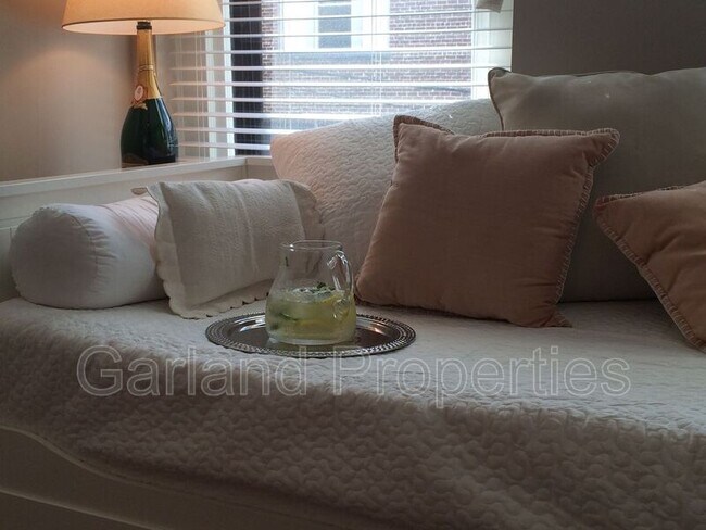 Building Photo - 425 Campbell Ave SW