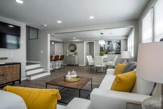 Building Photo - 1004 Main St