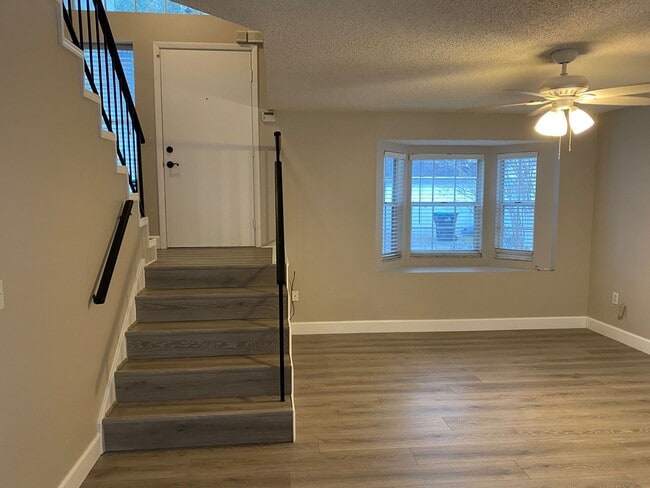 Building Photo - MOVE-IN SPECIAL-WONDERFUL 3/2.5 Home with 1 car garage-UCF Area