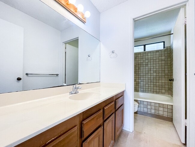 Building Photo - Spacious Wailuna! Centrally Located!