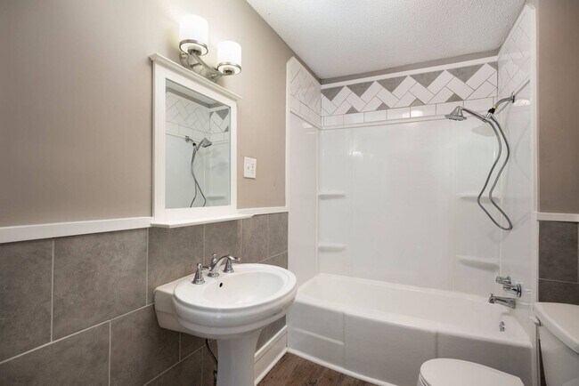 Building Photo - 2 Bedroom Home For Rent Near The Old Train Station!