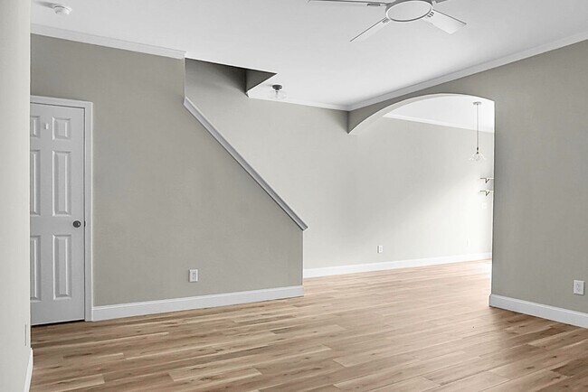 Building Photo - 3 bedroom, 2.5 Townhome