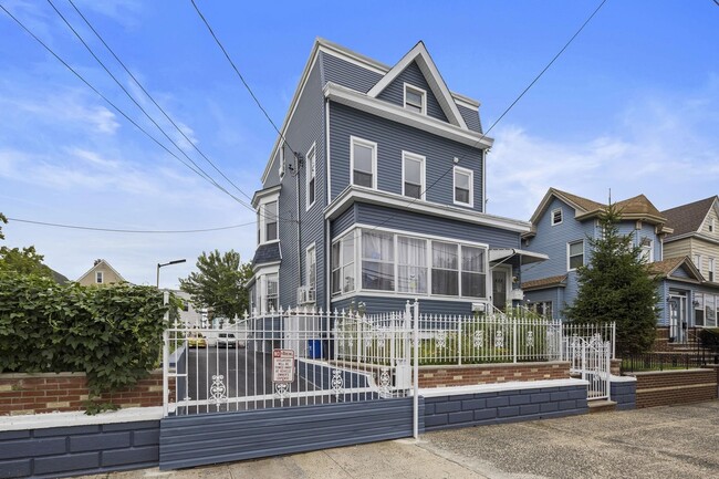 Building Photo - 209 Danforth Ave