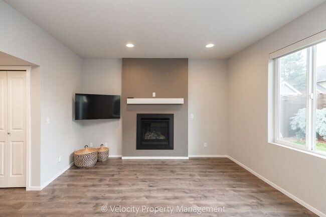 Building Photo - Beautiful 4 Bedroom Home in SE Bend with putting green!