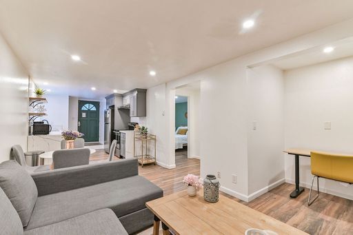 Building Photo - Stunning 1 bedroom 1 bathroom apartment in Queen Anne