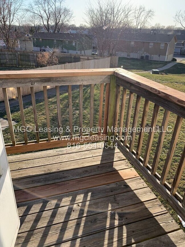 Building Photo - Spacious 2-story Duplex with 1-Car Garage in Lee's Summit!