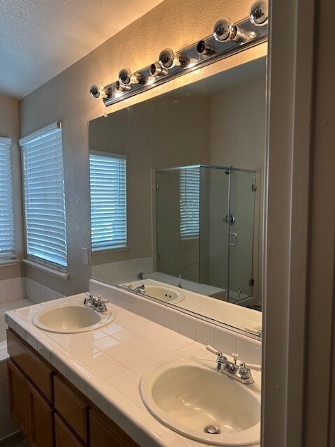 Building Photo - Lodi 4 Bedroom 3 Bathrom Home with a Pool