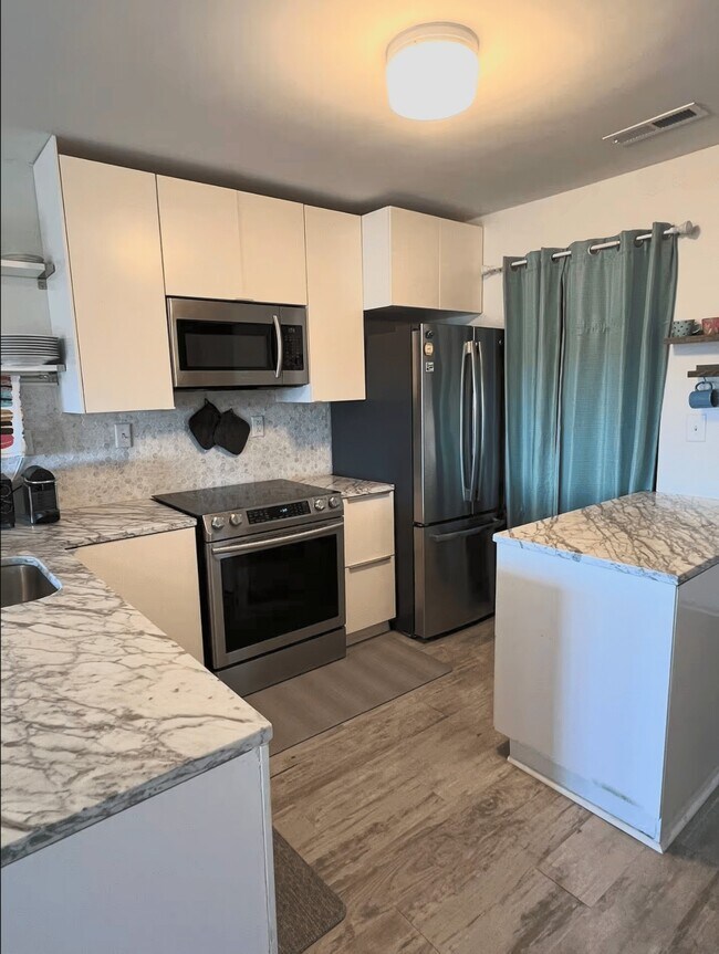 Building Photo - 140 W Mariners Cay Dr