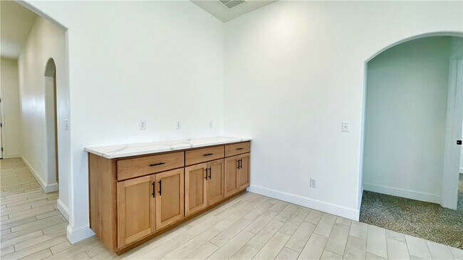 Building Photo - 301 Post Oak Ave