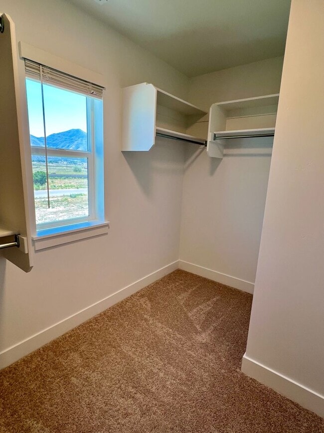 Building Photo - LOVELY TOWNHOME IN SALEM
