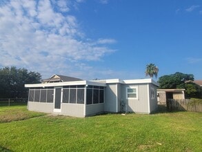 Building Photo - 2 Bedroom / 1 Bath / Bonus Room / 67th street