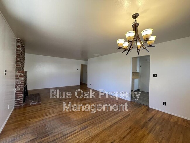 Building Photo - 6 Begonia Ln