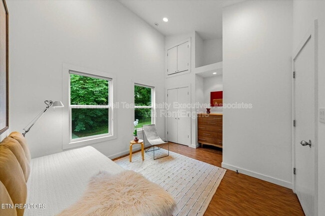 Building Photo - 1327 Brown Ave