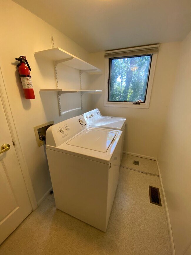 Building Photo - 2612 Somerville Ct