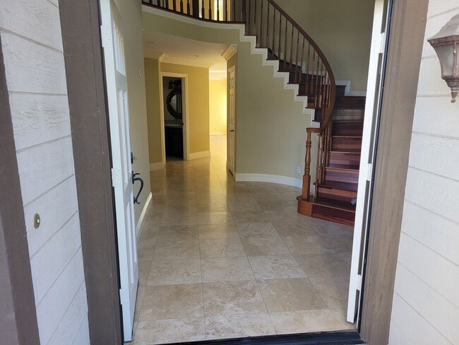 Building Photo - Beautiful Upgraded 6 Bedroom 3 Bathroom Ho...